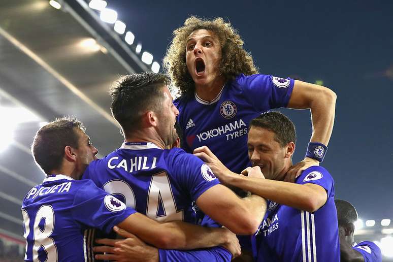 David Luiz comemora gol com os companheiro do Chelsea