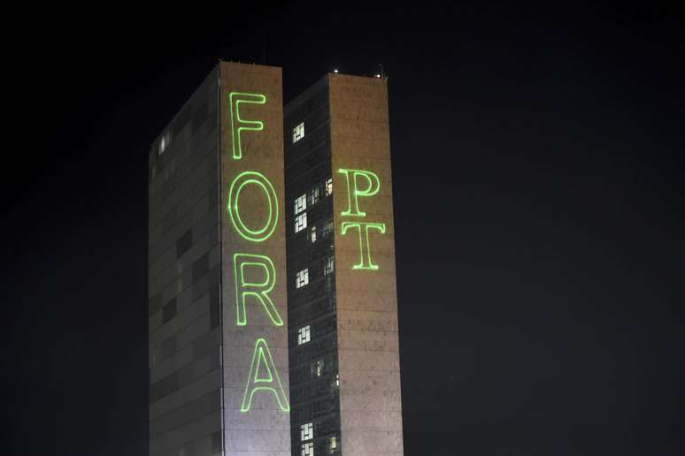 Projeção “Fora PT” no Congresso, em Brasília (DF), durante protesto contra o governo Dilma em março deste ano