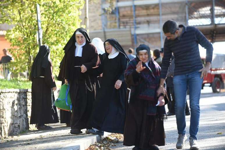 Freiras deixaram o convento de Santa Maria della Pace, destruído por terremoto na região central da Itália