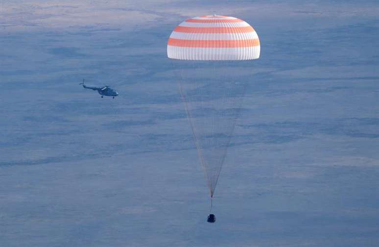 Soyuz MS-01 volta à Terra e aterrissa no Cazaquistão