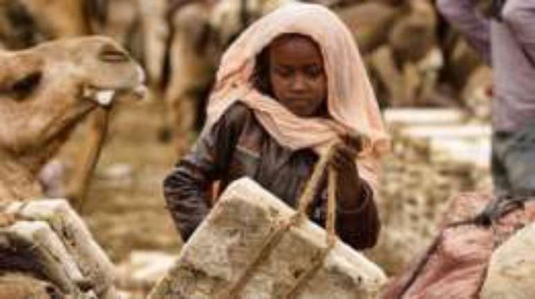 Trabalhadores de todas as idades est&atilde;o envolvidos na extra&ccedil;&atilde;o de sal