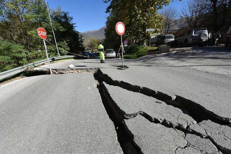Terremoto provocou rachaduras no asfalto em uma estrada de Norcia, na região central da Itália