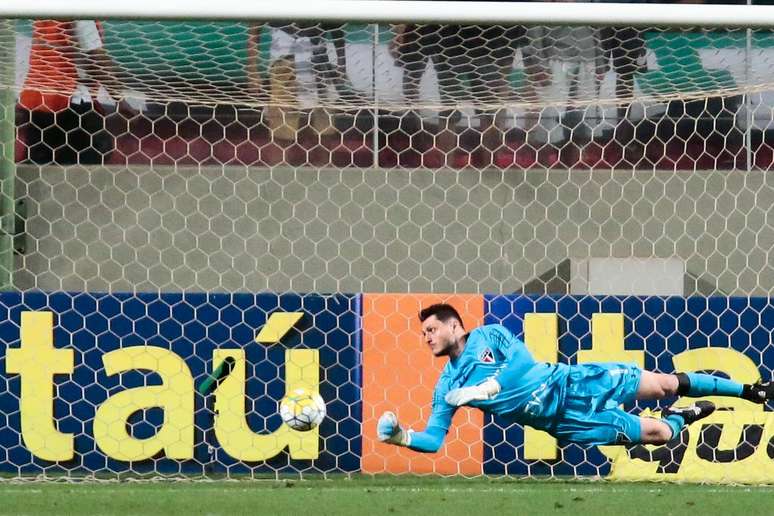 Dênis chegou a tocar na bola o chute de longe de Michael