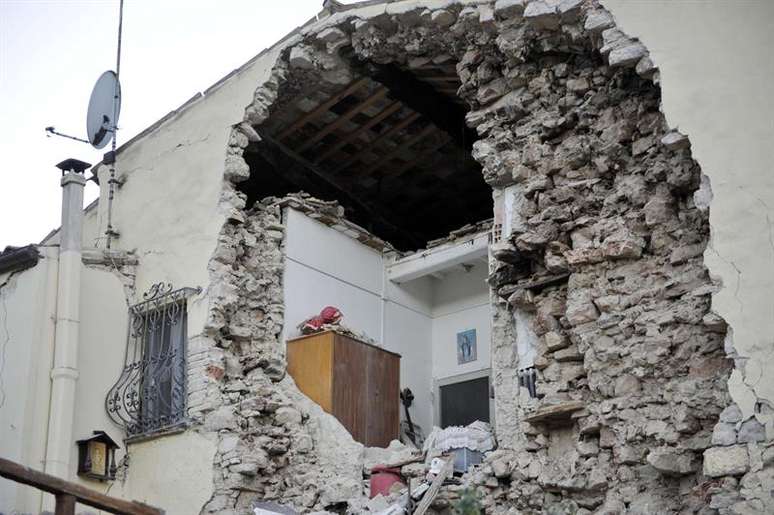 Terremoto na região central da Itália no último domingo deixou centenas de casas parcialmente destruídas e dezenas de feridos