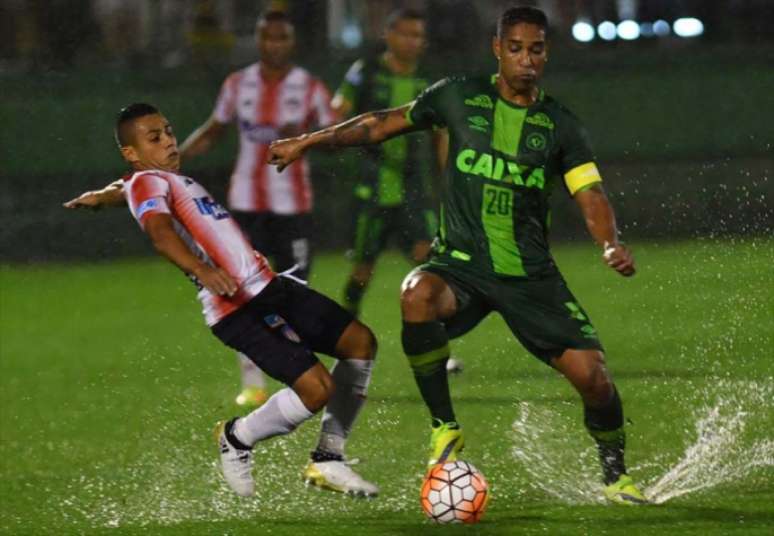 Chapecoense superou forte chuva e virou sobre o Junior Barranquilla para ficar a um passo da decisão (foto: AFP)