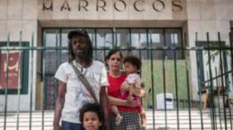 Jana&iacute;ra Fraissat e sua familia aguradam autoriza&ccedil;&atilde;o para entrar no pr&eacute;dio e pegar seus pertences