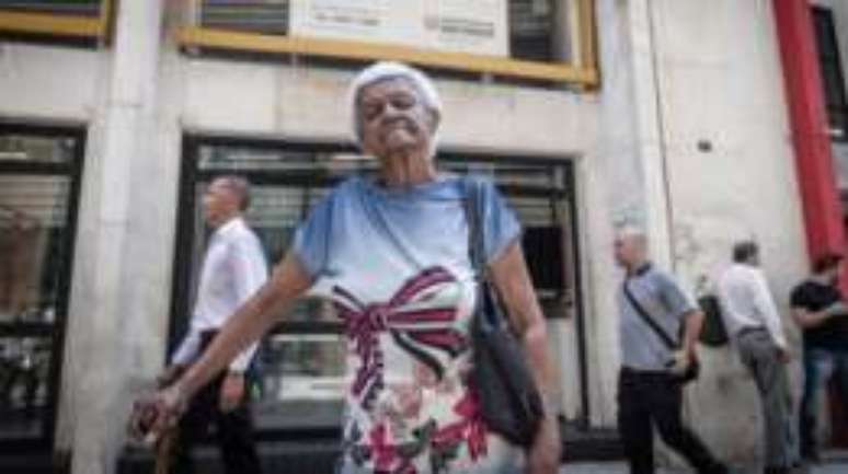 Madalena Pedro Godoy j&aacute; passou por diversas secretarias em busca de autoriza&ccedil;&atilde;o para pegar de volta seus documentos que ficaram no Marrocos