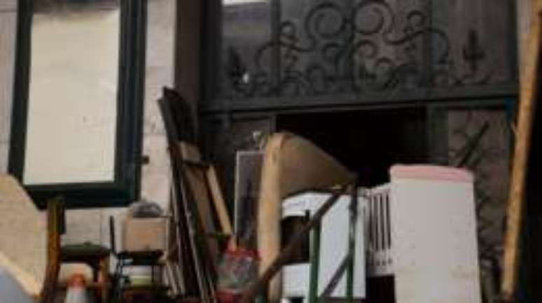 Pertences de moradores aguardam pelo caminh&atilde;o de mudan&ccedil;a no hall do edif&iacute;cio