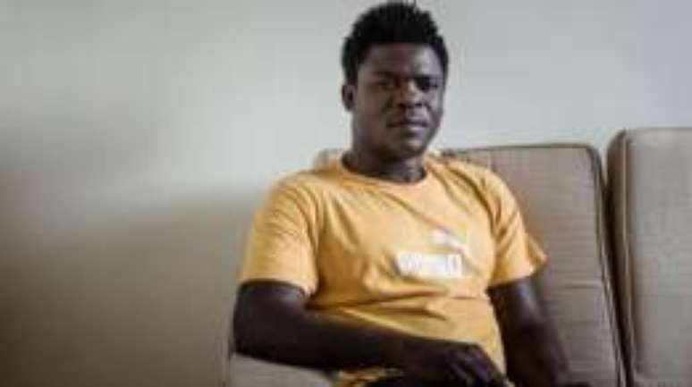 O haitiano Fenitho Duverna, que &eacute; administrador mas trabalha como azulejista