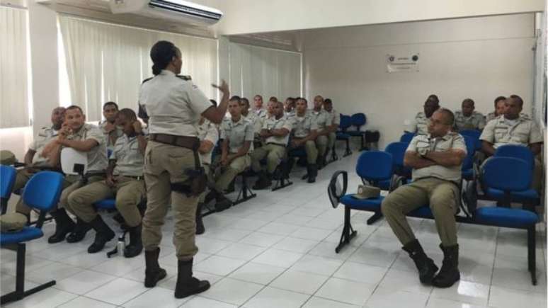 Major Denice em curso para policiais que atuam na Ronda Maria da Penha. Formação é vista como um dos diferenciais da iniciativa