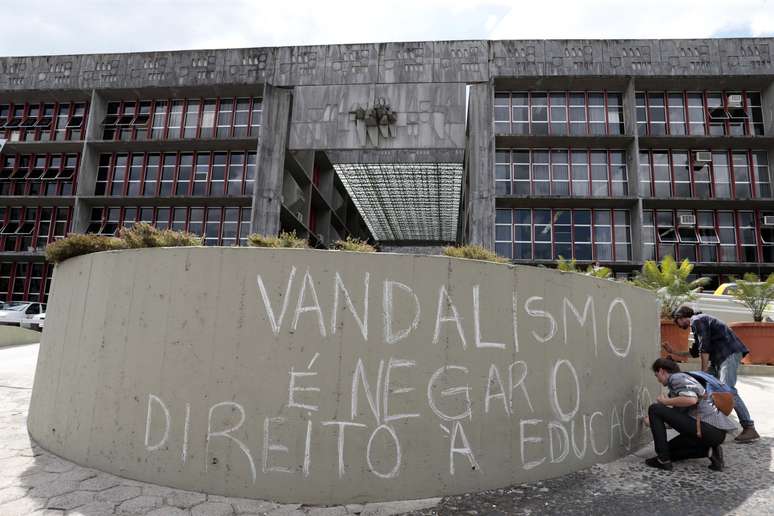 Estudantes desocupam o Núcleo Regional de Educação (NRE), em Curitiba