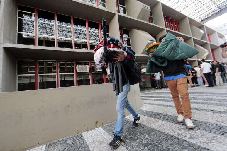 Estudantes desocupam o Núcleo Regional de Educação (NRE), em Curitiba