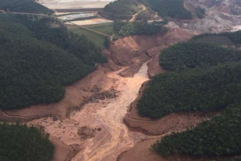 Imagem da barragem que se rompeu há um ano e devastou a vegetação, além de contaminar o Rio Doce