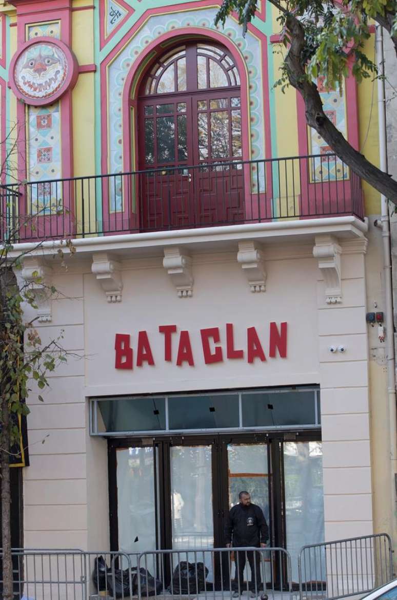 Nova fachada da casa de shows Bataclan