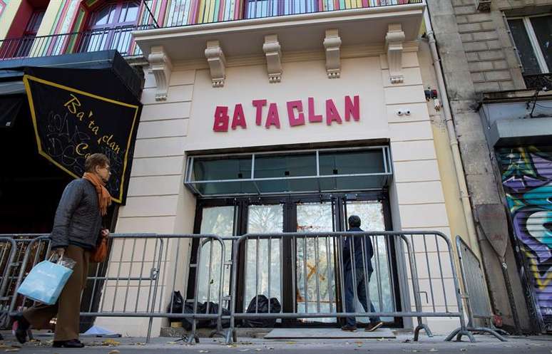 Nova fachada da casa de shows Bataclan