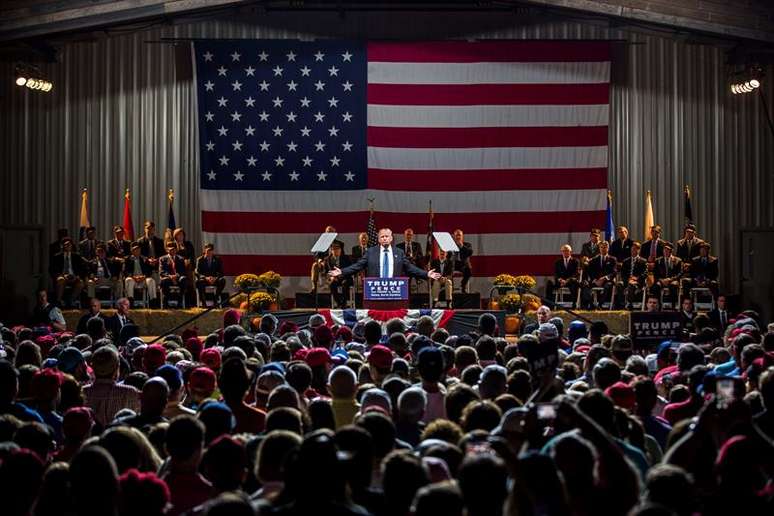 Multidão acompanha discurso de Donald Trump na Carolina do Norte