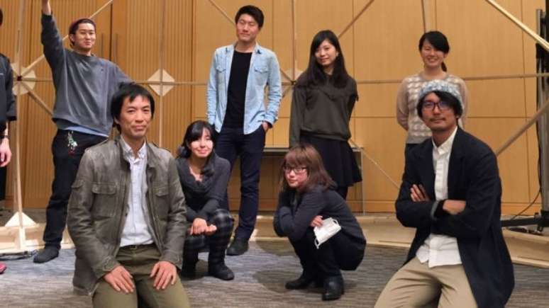 Narukawa (agachado na primeira fileira à esquerda) com alunos de seu laboratório na Universidade de Keio, em Tóquio 