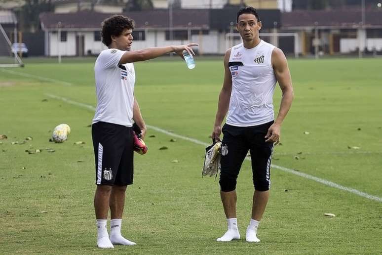 Victor Ferraz e Ricardo Oliveira conversam após treino do Santos preparatório para a partida contra a Ponte Preta, neste sábado
