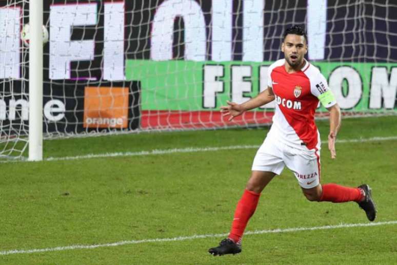 Falcao marca e corre para o abraço. Monaco tem o melhor ataque do Francês (Foto: AFP)