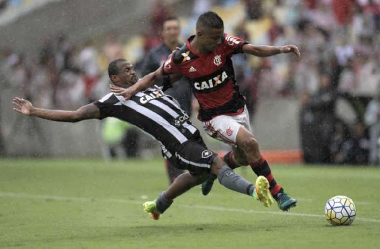 Duelo entre Flamengo e Botafogo teve divididas fortes neste domingo (Foto: Jorge Rodrigues/Eleven/Lancepress!)