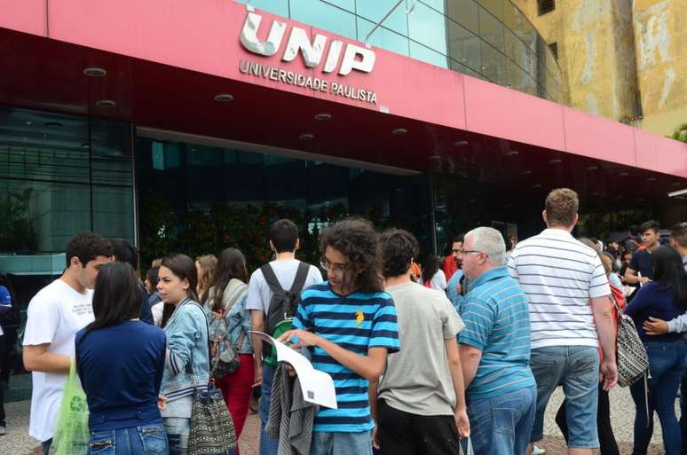 Candidatos se reúnem na frente de faculdade no centro de Sâo Paulo para a realização do Enem