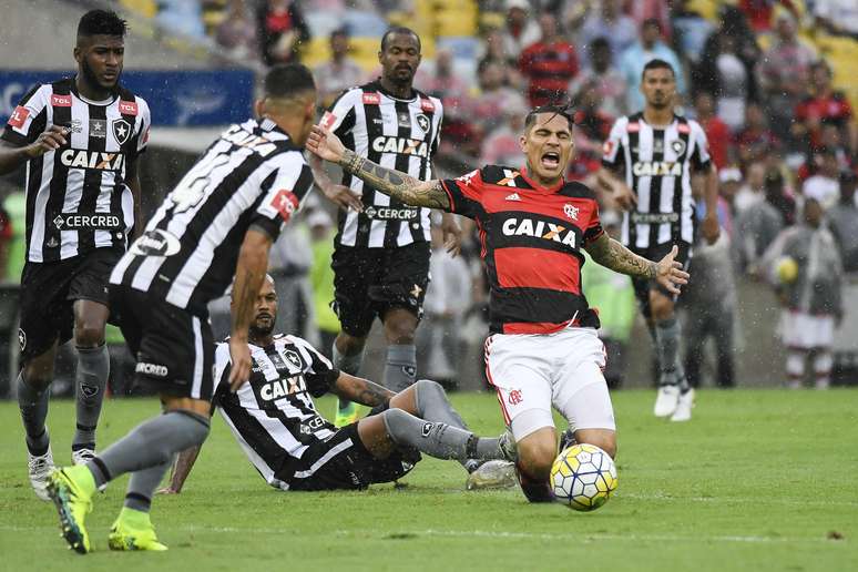 Sob forte chuva, Flamengo e Botafogo fizeram um jogo bastante 'pegado'