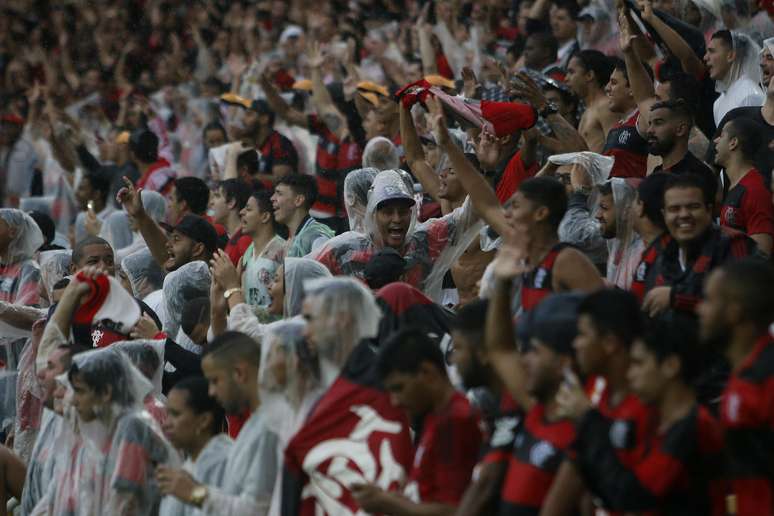 A torcida do Flamengo, ainda acreditando no título, foi ao Maracanã e não desanimou mesmo debaixo de muita chuva