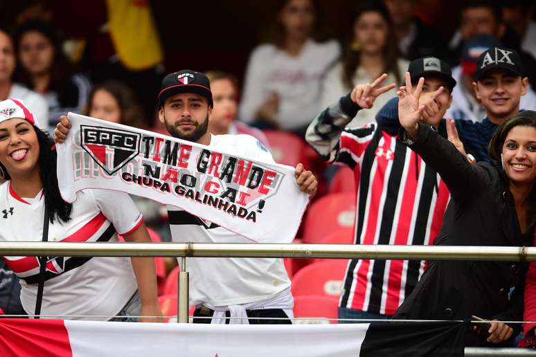 Torcida do S&atilde;o Paulo exibe faixa "Time grande n&atilde;o cai" e faz provoca&ccedil;&atilde;o com rivais Palmeiras e Corinthians