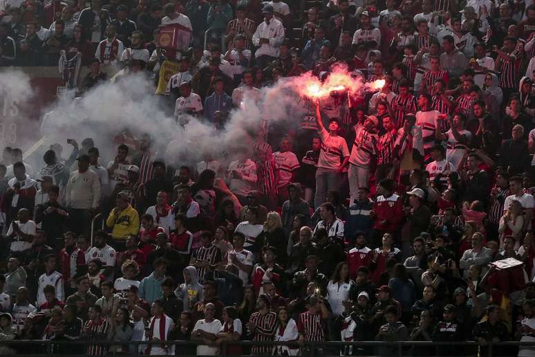 Torcida do S&atilde;o Paulo acendeu sinalizadores e provocou a interrup&ccedil;&atilde;o da partida por duas vezes