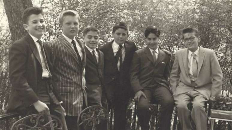 Trump (segundo à esquerda) em no Bar Mitzvah em um amigo, em 1959, ano em que ele foi mandado para um colégio militar