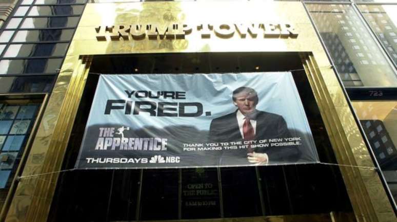 A entrada da Trump Tower com o cartaz do programa do reality show O Aprendiz, protagonizado por Trump