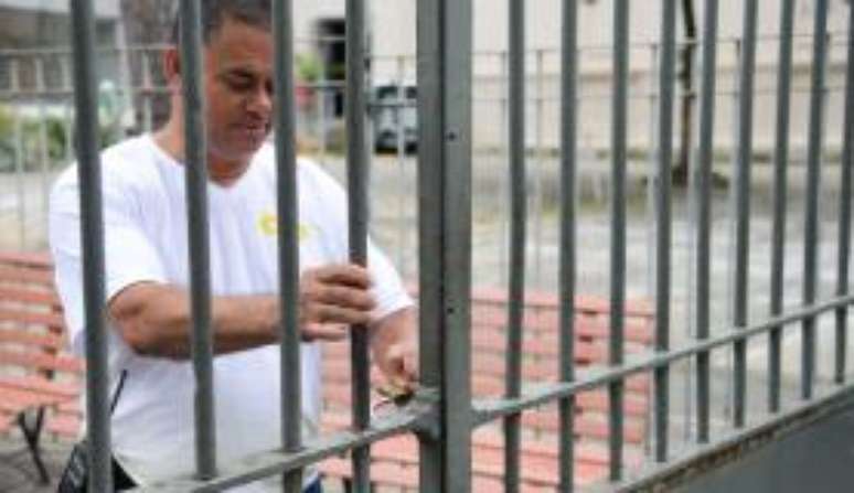 Port&otilde;es do Col&eacute;gio Santo In&aacute;cio, em Botafogo, zona sul da capital fluminense, local de provas do Enem 2016, foram fechados pontualmente &agrave;s 13h