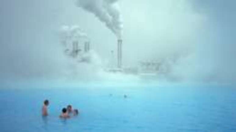 Islandeses aproveitam ao máximo as fontes de energia renováveis: banhistas relaxam nas águas aquecidas por uma usina de energia geotérmica