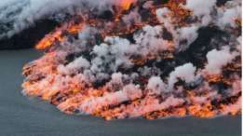 Isl&acirc;ndia possui 30 vulc&otilde;es ativos e vastas &aacute;reas conhecidas como 'desertos de lava'