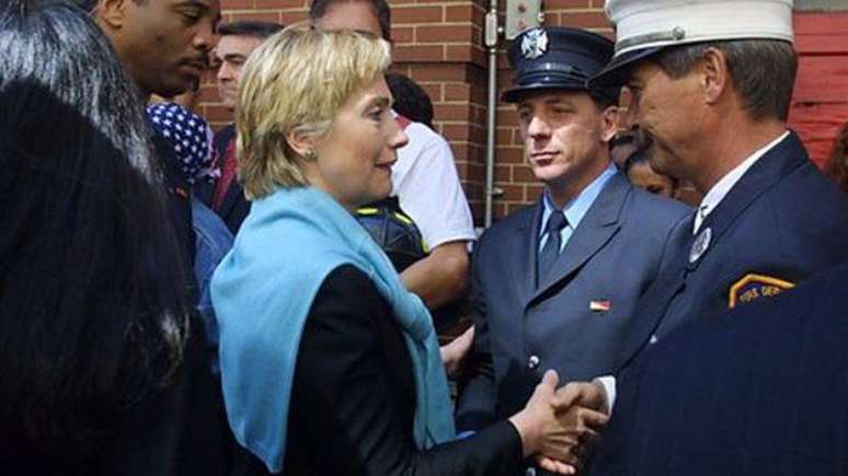 Hillary no funeral de uma das vítimas de 11 de setembro