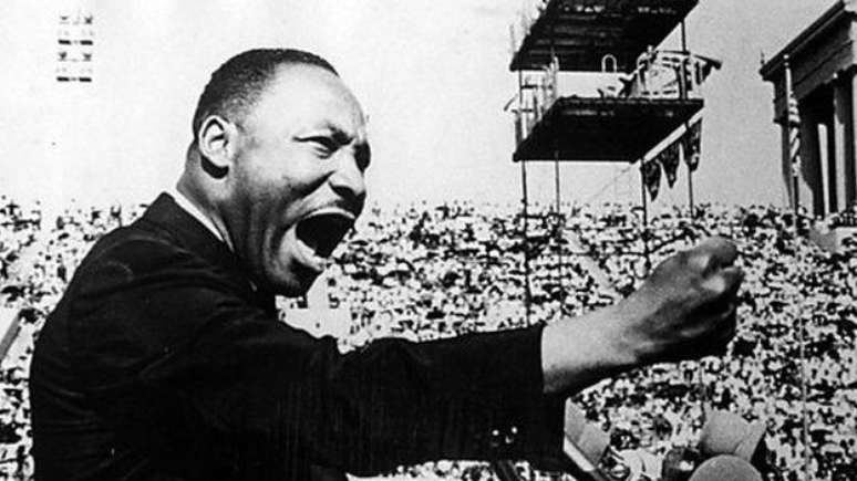 Martin Luther King em discurso que Hillary acompanhou em 1966 e que teve um impacto profundo na vida política dela
