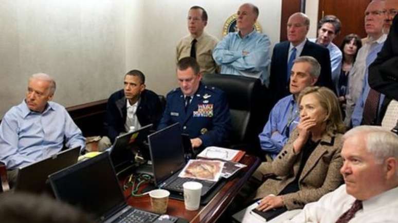 Hillary reunida com Obama e outros membros do governo acompanham a missão que matou Osama Bin Laden