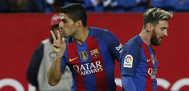 Suárez comemora com Messi um dos gols da vitória do Barcelona sobre o Sevilla