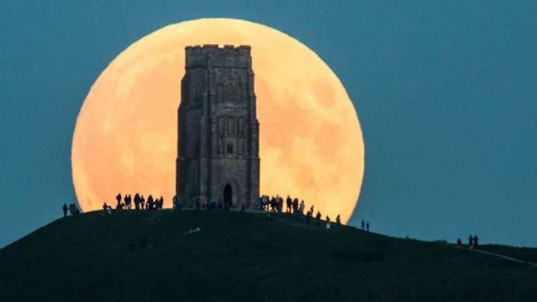 A melhor forma de observar a Superlua é na linha do horizonte