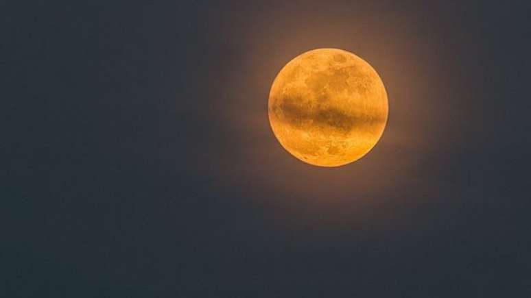 Quando a Lua está mais afastadas da Terra se diz que ela está no apogeu. No ponto oposto, o perigeu, ela pode chegar até 50 mil quilômetros mais próxima da Terra que no apogeu