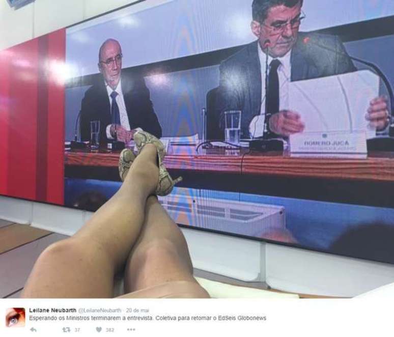 Descanso para as (belas) pernas durante entrevistas coletivas (Foto: Reprodu&ccedil;&atilde;o/@leilaneneubarth)