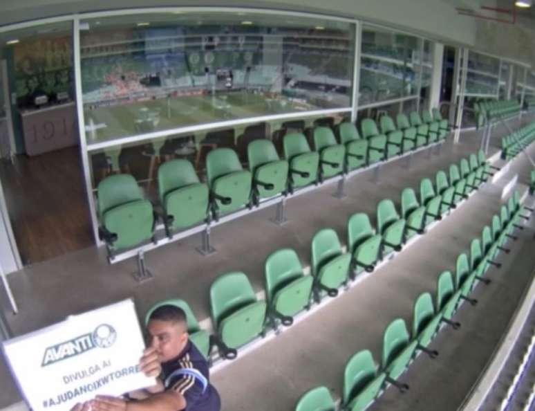 Funcionário obstrui a câmera com cartaz do Avanti, programa de sócio-torcedor do Palmeiras (Foto: Reprodução)