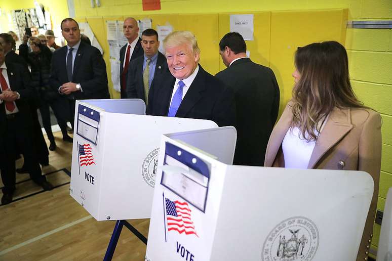 Donald Trump votou ao lado de sua mulher, Melania, em uma escola de Nova York