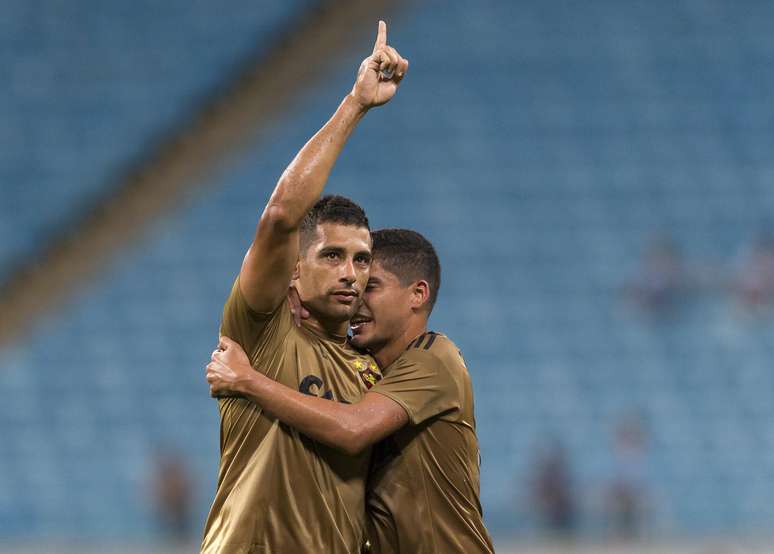 Diego Souza comemora seu gol