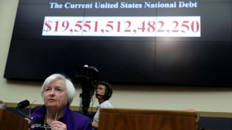 Janet Yellen, presidente do Federal Reserve, o banco central americano, decide as políticas de juros que afeta a economia mundial e o preço do dólar. 