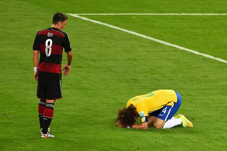 Ozil e David Luiz durante a fatídica goleada de 7 x 1 da Alemanha sobre o Brasil na Copa de 2014