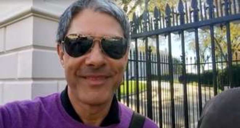 Bonner no port&atilde;o da Casa Branca, inaugurada em novembro de 1800 (Foto: Reprodu&ccedil;&atilde;o/@jornalnacional)