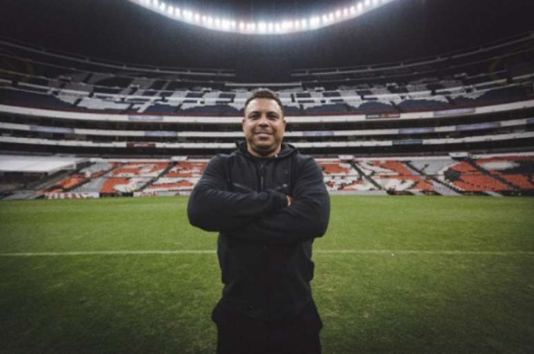 Ronaldo Fenômeno no Azteca, onde nunca jogou (Foto: Divulgação Nike)