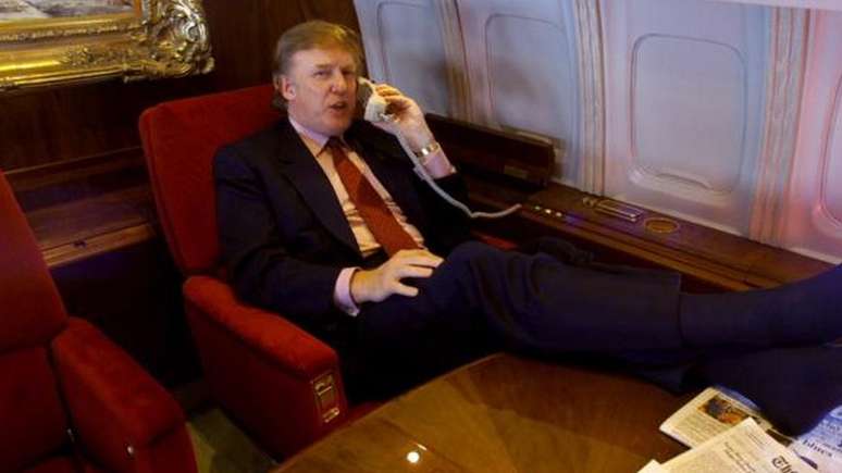 Trump a bordo de seu avi&atilde;o particular