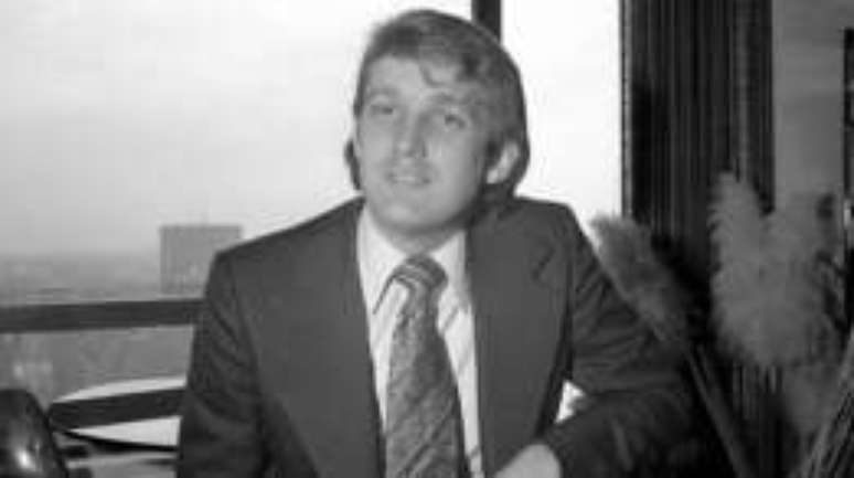 Trump no seu aparmento, em 1976, depois de receber a not&iacute;cia sobre a aprova&ccedil;&atilde;o da reforma do The Commodore Hotel.